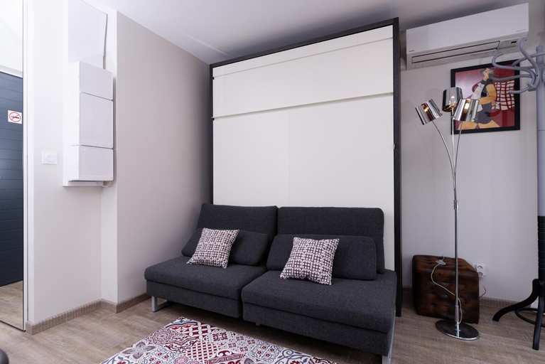 Others 4, At home in lyon, Rhône