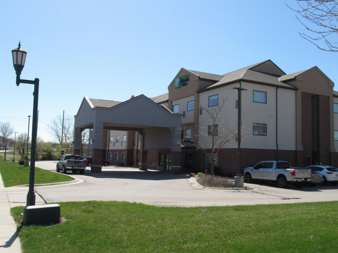 Exterior & Views 2, Holiday Inn Express & Suites LINCOLN SOUTH by IHG, Lancaster