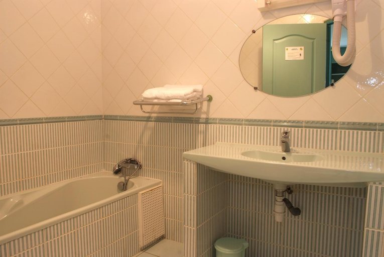 Bathroom 2, Hotel La Chaumiere, Matoury