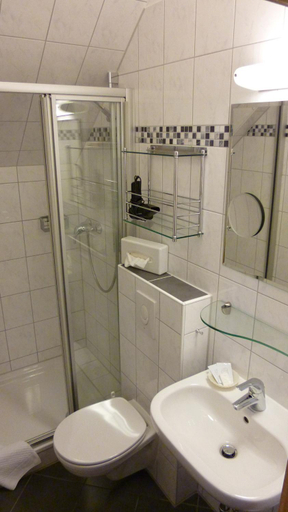 Bathroom 4, Hotel Landhaus Apartments, Schaumburg