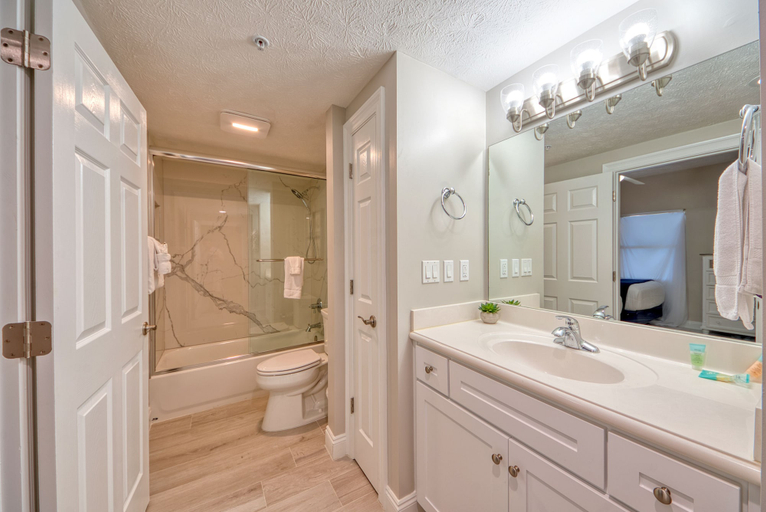Bathroom 4, Treasure Island 2006, Bay