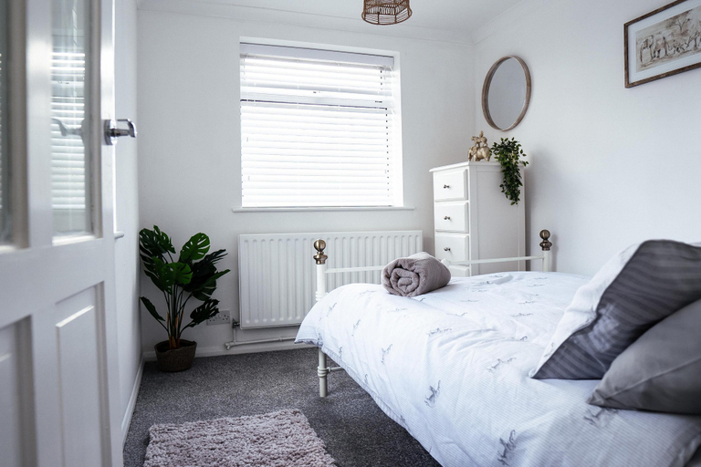 Room 3, Inviting 4-bed House in Kettering, Northamptonshire