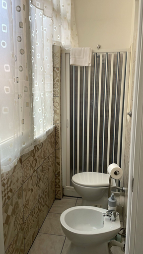 Bathroom 5, Una Notte a Napoli, Napoli