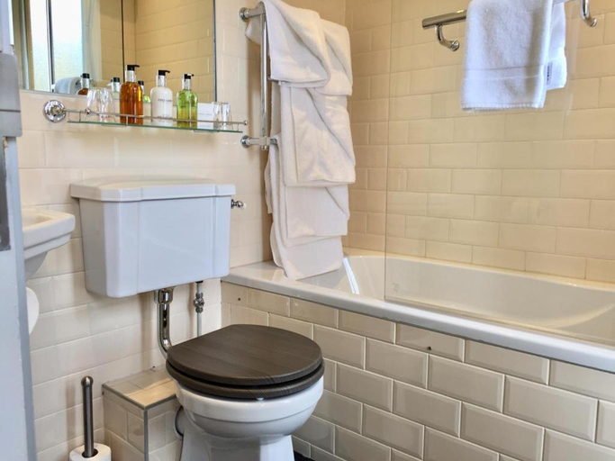 Bathroom 4, Castle Hotel & Apartments, Lincolnshire