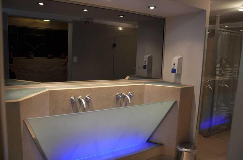 Bathroom, Piazza Hotel, Santa María
