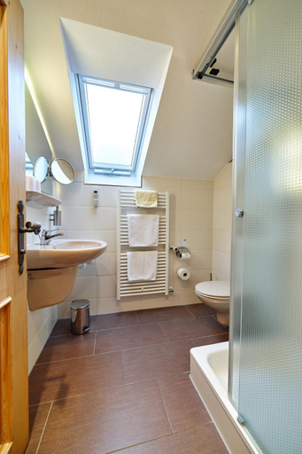 Bathroom 3, Landhotel Gruner Baum, Ostallgäu