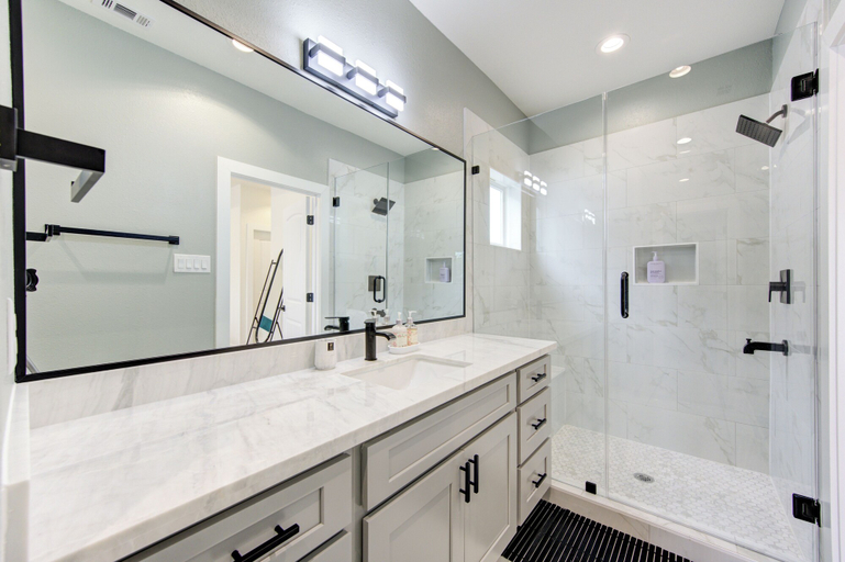 Bathroom 3, Prime EADO 4 BR Downtown Houston, Houston
