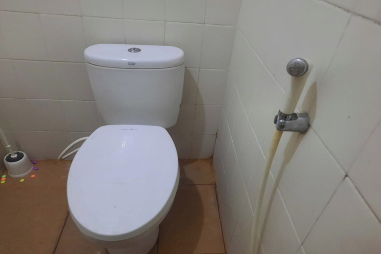 Bathroom 4, OYO Life 93160 Kost Jenny Karawang, Karawang