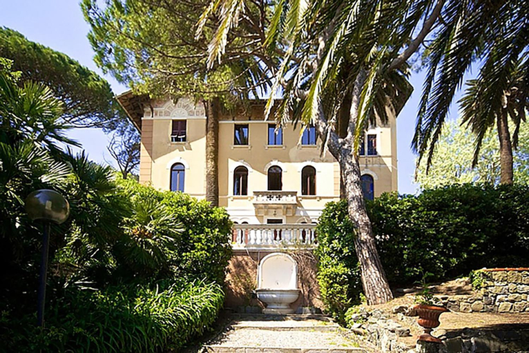 Exterior 6