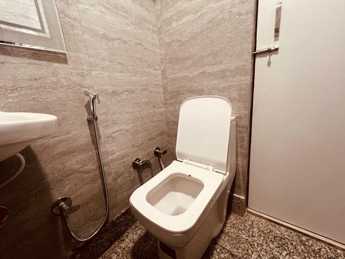 Bathroom 2, Hotel Metro View Adarsh Nagar Metro, Delhi