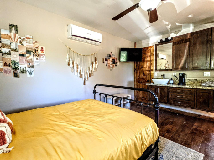 Others 3, The Bluebird's Nest - Cabin with Fireplace, San Diego