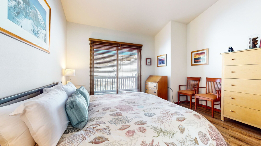 Room 4, Snowcreek V #784 2 Bedroom Condo by RedAwning, Mono