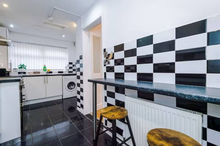 Others 4, Spacious 4-Bed House Manchester, Salford