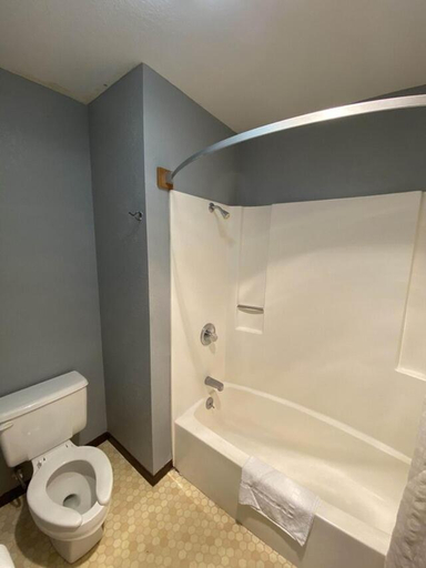 Bathroom, Land of Ahs Motor Inn, Neosho