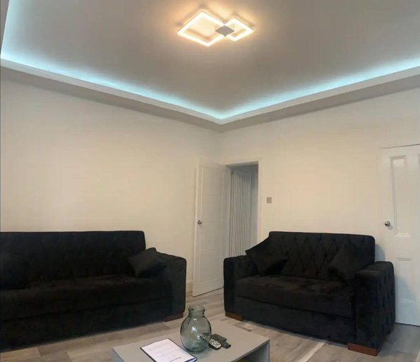 Others 5, House With Modern Interior, Conveniently Located, Oldham