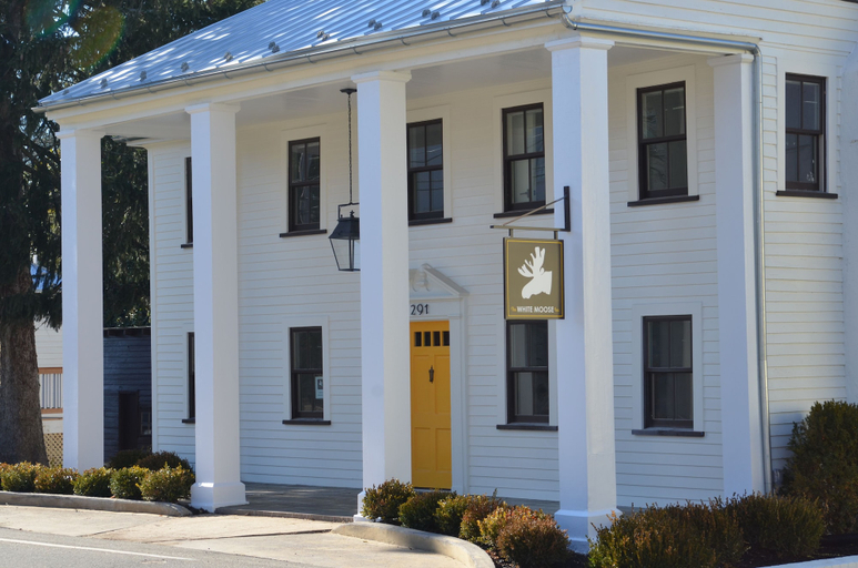 Exterior & Views 2, White Moose Inn, Rappahannock