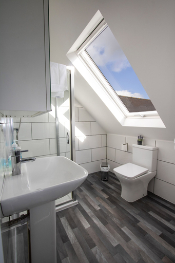 Bathroom 4, New Forest Lodge, Wiltshire