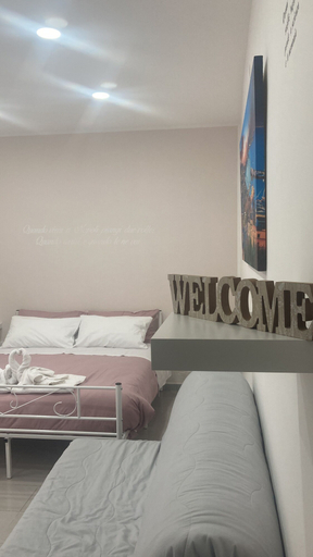 Bedroom 4, Una Notte a Napoli, Napoli