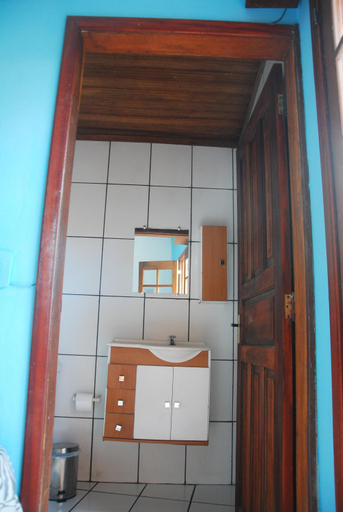 Bathroom 1, Samblumba Hostel Trindade, Parati