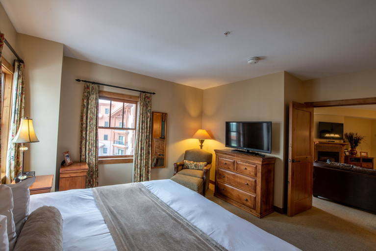 Room 3, Comfortable 1 Bedroom Slopeside Condo - No Cleaning Fee! by RedAwning, Gunnison