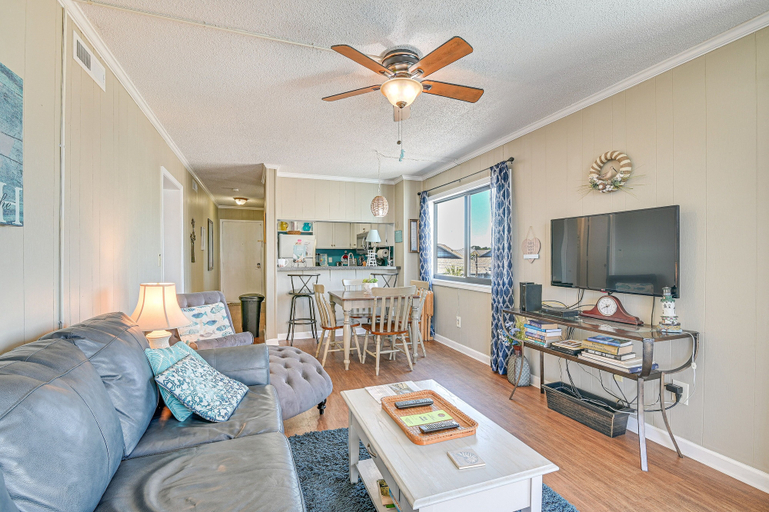 Others 1, Coastal Condo on Beach w/ Community Pool Access!, Georgetown