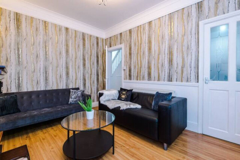 Others 5, Spacious 4-Bed House Manchester, Salford