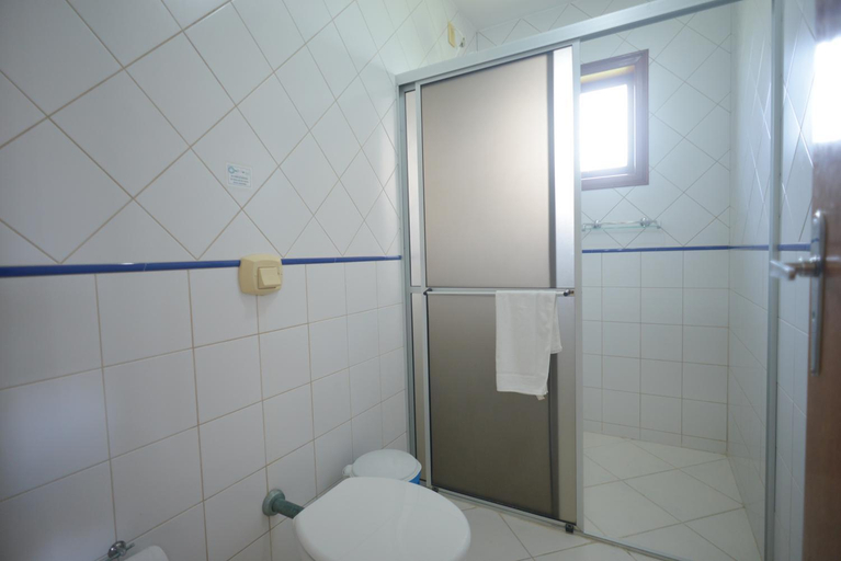 Bathroom 2, Oceano Pousada - Buffet de cafe da manha e servico de quarto diario, Bombinhas