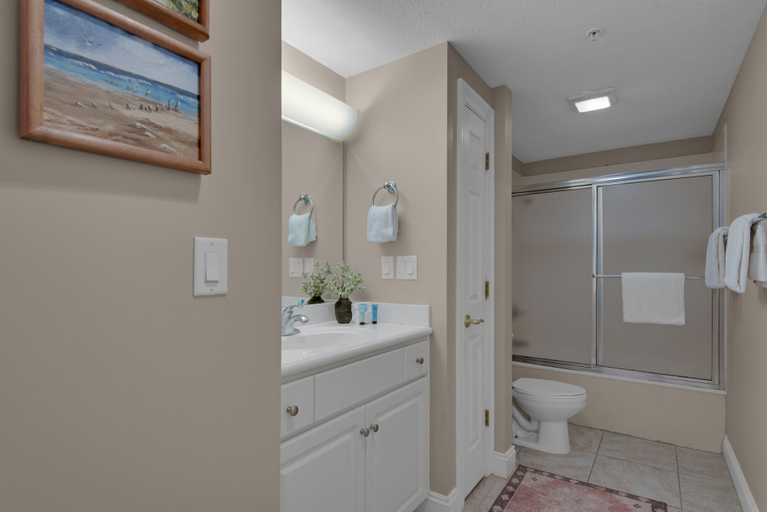 Bathroom 4, Treasure Island 0211, Bay
