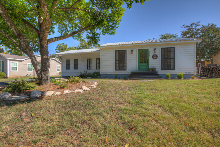Exterior & Views 2, Modern Farmhouse With Hottub Fire Pit & Games!, Gillespie