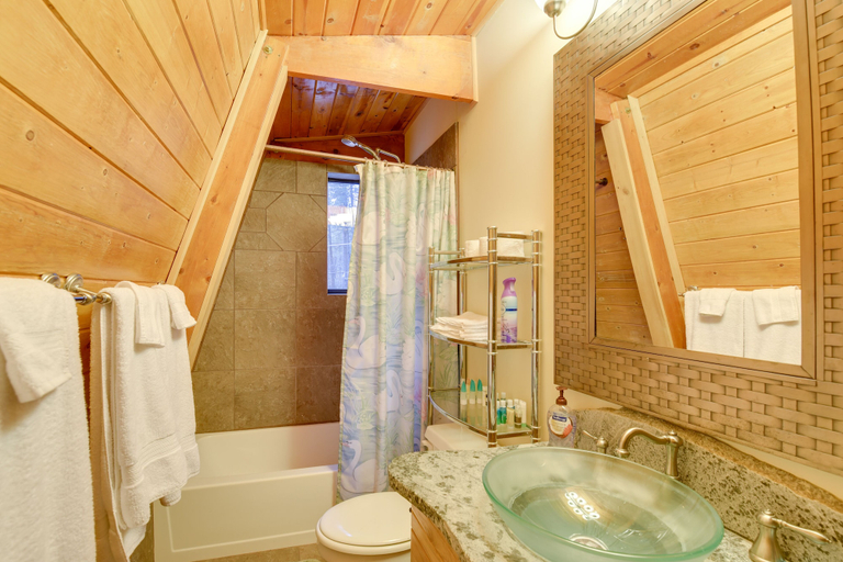 Bathroom 4, Near Hiking & Golfing: Munds Park Cabin w/ Deck!, Coconino