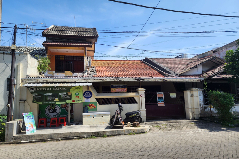 Exterior & Views 1, Hotel O Regina Homestay Syariah, Surabaya