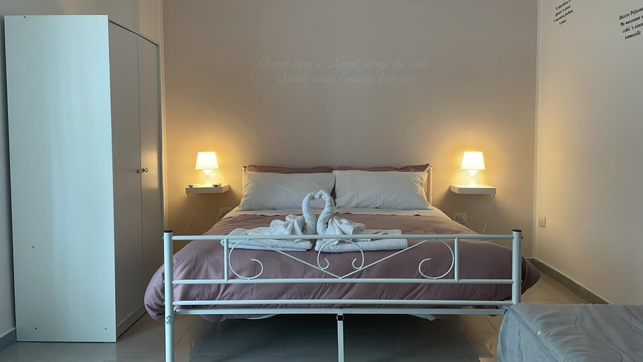 Bedroom 3, Una Notte a Napoli, Napoli