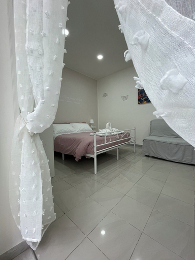 Bedroom 2, Una Notte a Napoli, Napoli