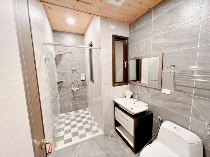 Bathroom 3, Kuan Pin Ju station elevator Hostel, Hualien