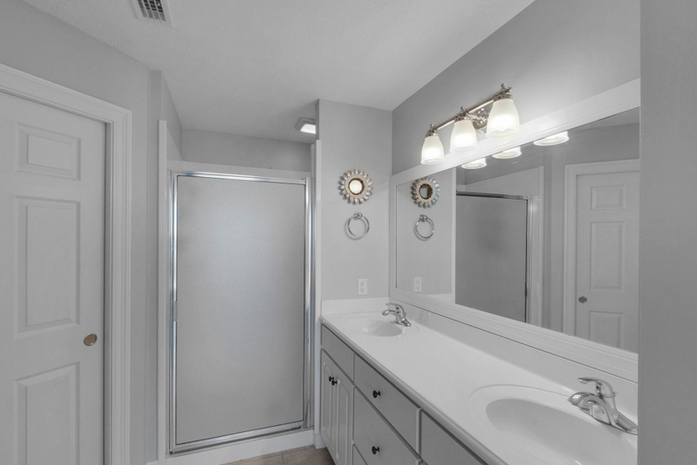 Bathroom 4, Treasure Island 0511, Bay