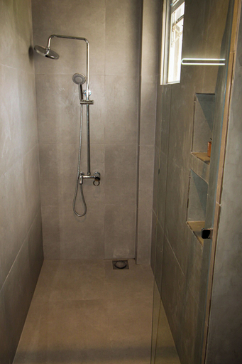 Bathroom 4, The Chariot Hikkaduwa, Hikkaduwa