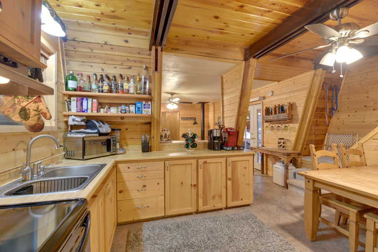 Food & Drinks 5, Near Hiking & Golfing: Munds Park Cabin w/ Deck!, Coconino