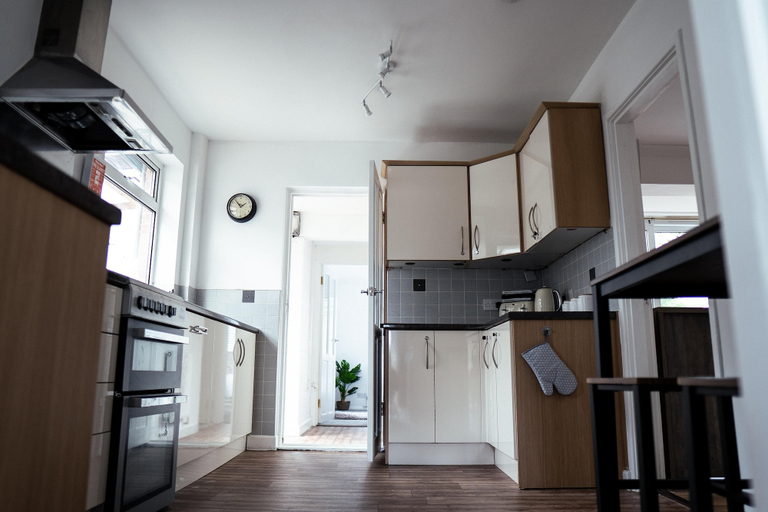 Private kitchen 4, Inviting 4-bed House in Kettering, Northamptonshire