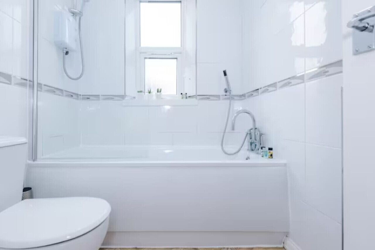 Bathroom 3, Spacious 4-Bed House Manchester, Salford