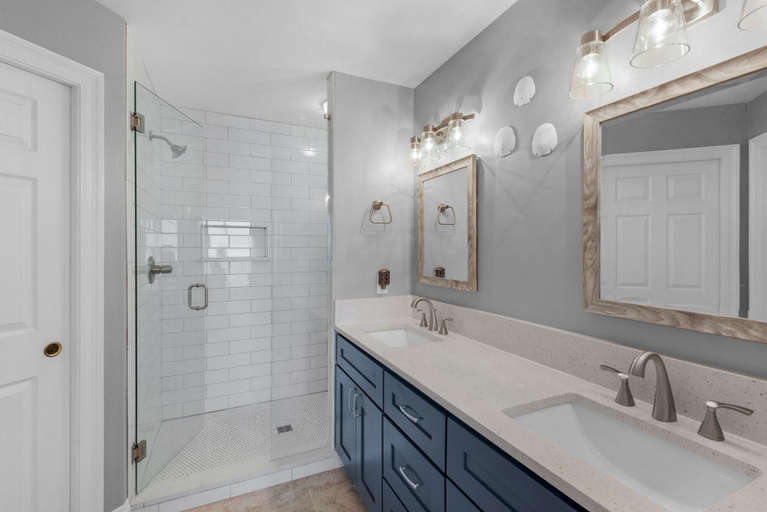 Bathroom 4, Treasure Island 0505, Bay