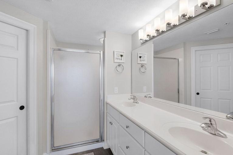 Bathroom 4, Treasure Island 1003, Bay