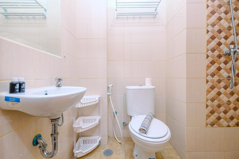 Bathroom 5, Comfortable And Tidy Studio At Dave Apartment, Depok
