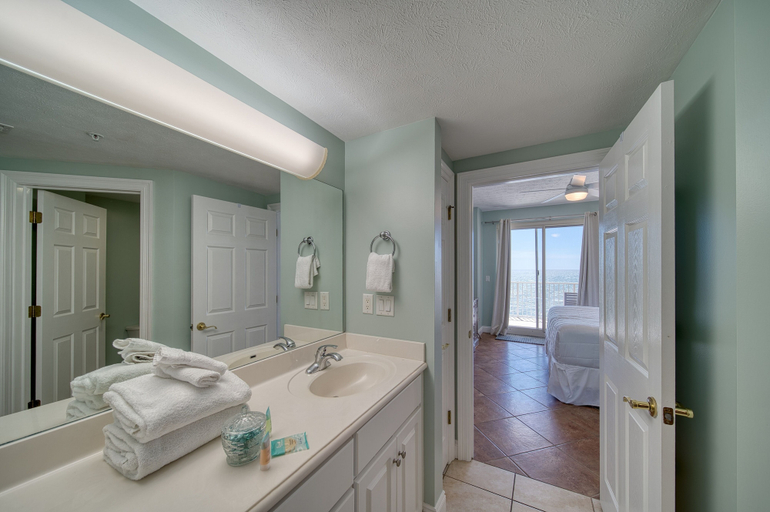 Bathroom 4, Treasure Island 0711, Bay