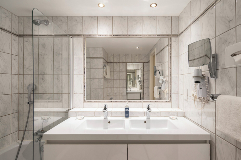 Bathroom 4, Thon Hotel Bristol Stephanie, Bruxelles
