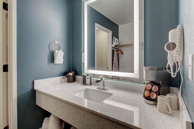 Bathroom 4, Adobe Resort, Lincoln