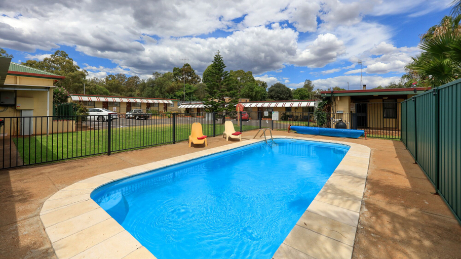 Sport & Beauty, Peak Hill Golden Peak Budget Motel, Parkes