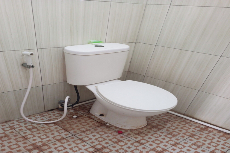 Bathroom 4, OYO Life 92543 Ratu Sakti Residence Syariah, Semarang