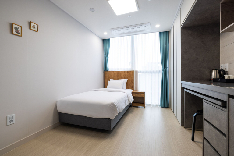 Bedroom 4, Grandbleu Hotel & Residence, Jung