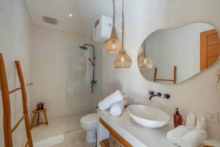Bathroom 2, Villa Heiwa : Tropical meets Mediterranean: 2BR Canggu Villa, Badung