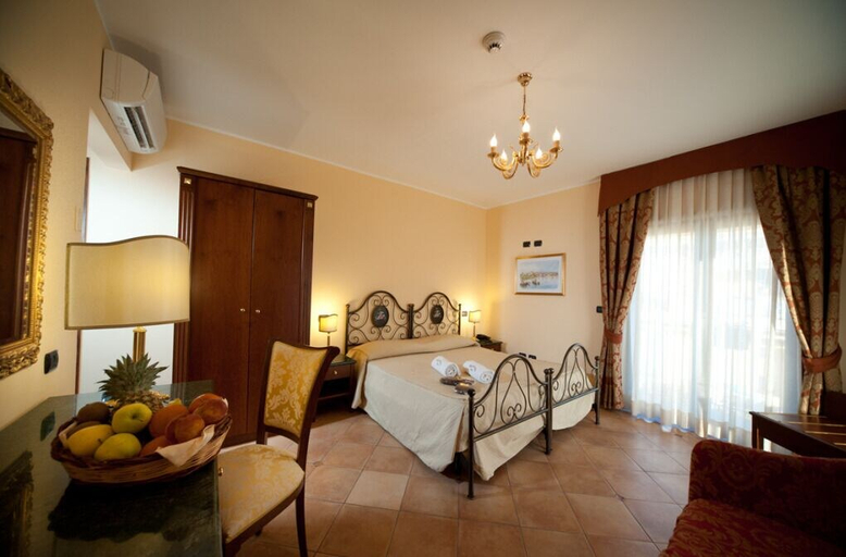 Bedroom 2, Agostiniana Hotel, Messina